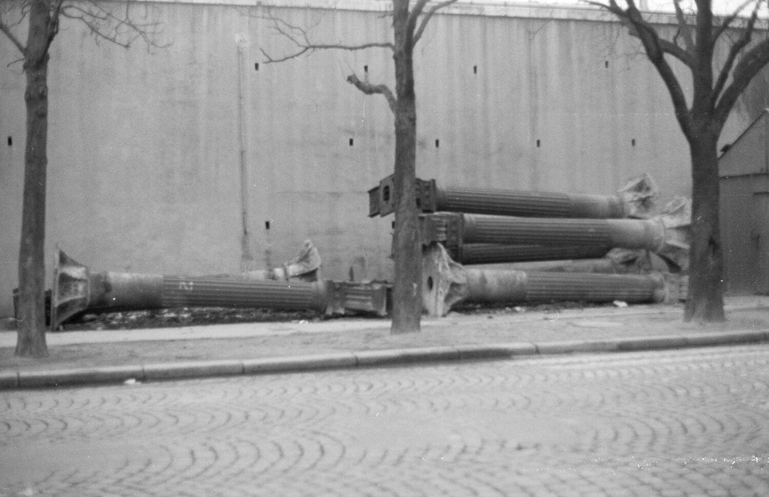 68 SIK 01 009776 Screen Paris cast columns scrap